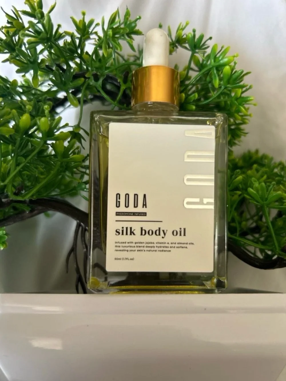 Silk Body Oil – Hydrating Pheromone-Infused Body Oil